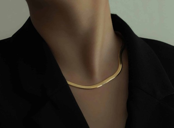 How Can You Make a Statement with Minimalist Jewelry in Corporate Meetings?